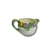 Crémier en forme de panier fleuri